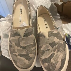 Toms ladies taupe gray forest camo print slip on shoes. Size 6 Wide NTW